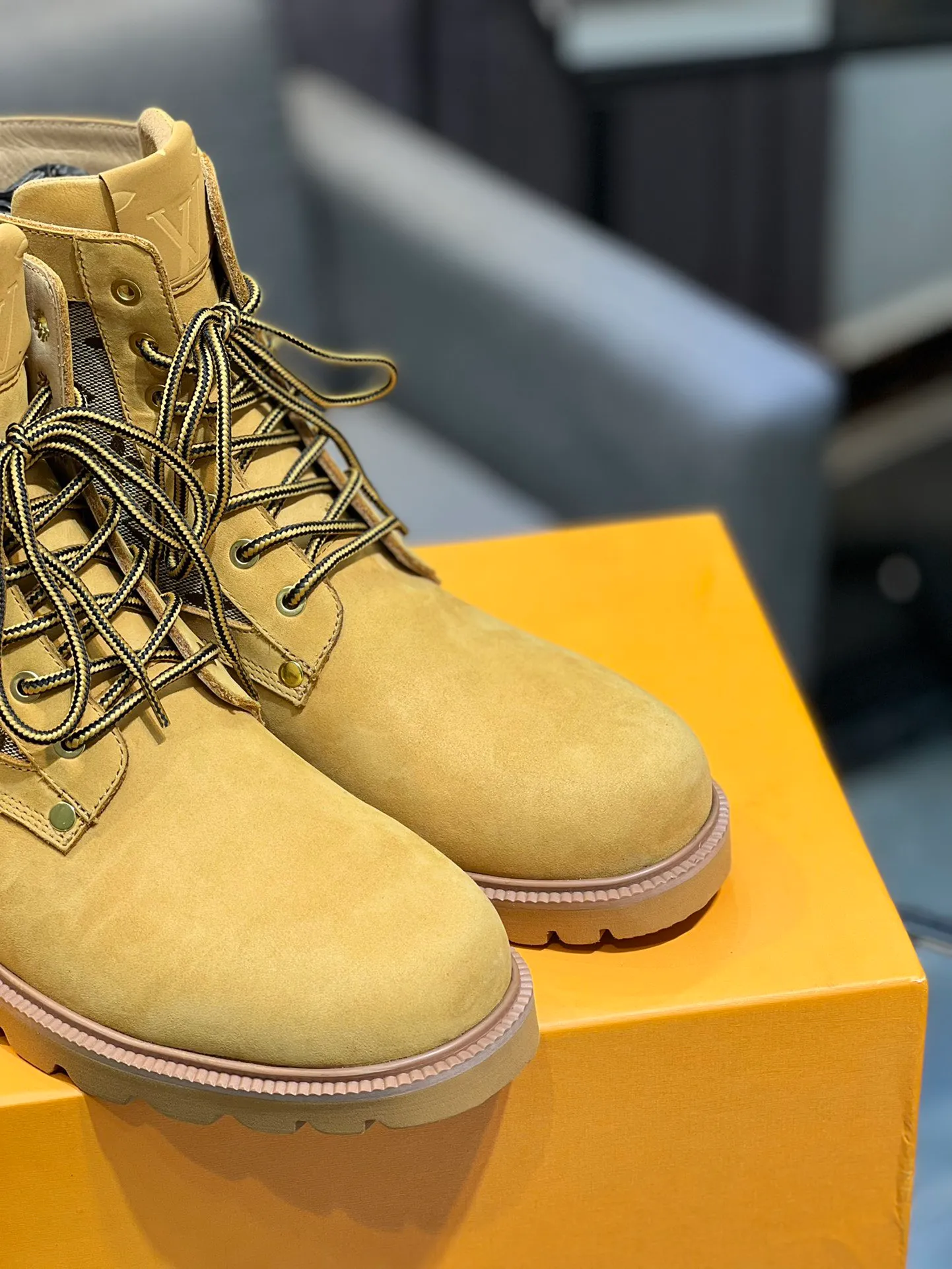 Men's shoes 💰920 L Home - the latest LV men's business casual boots, luxury and nobility are a must. They are all made of imported original first-layer cowhide, just to create a more comfortable wearing experience. ➕Top imported water-dyed full cow lining, original high wear-resistant outsole! 👏👏 Size: Male 39-44; (38 45 46 customized)